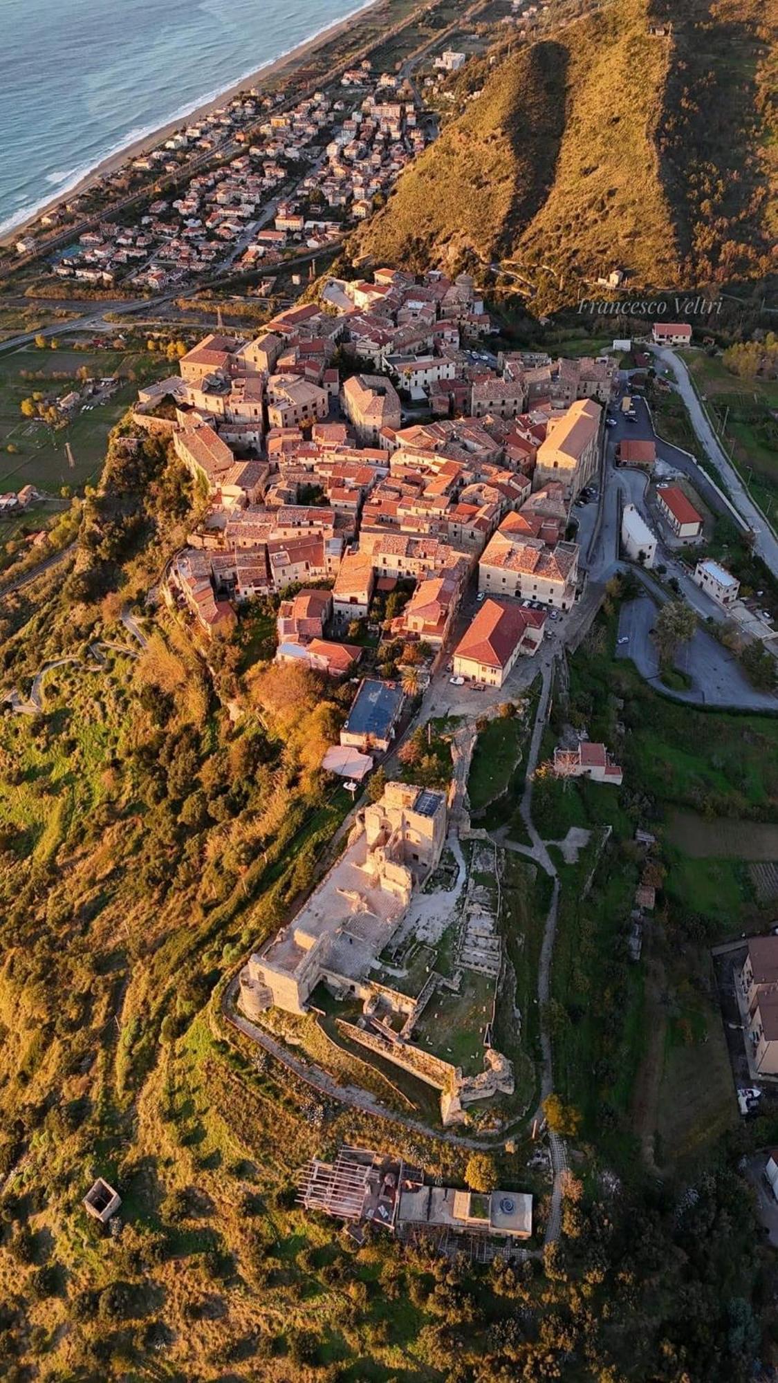 Al Castello Apartment فيومفريدو بروزيو المظهر الخارجي الصورة